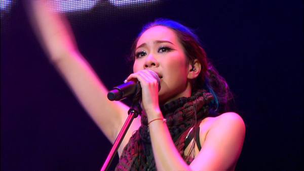 kary-on-live-2011-08