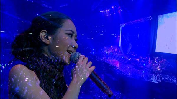 kary-on-live-2011-07
